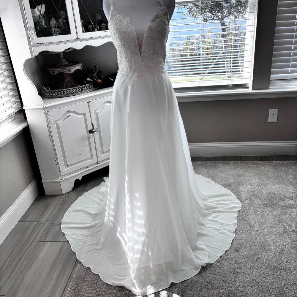 NEW White Wedding Dress with Appliques Speghetti Straps Size: M/8